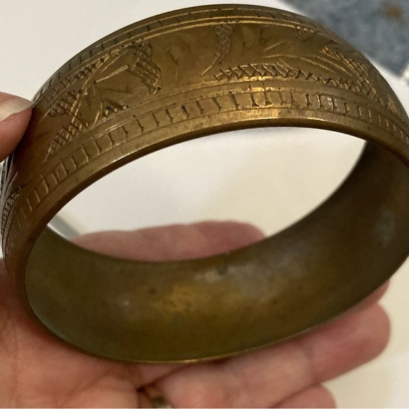 Vintage wide bangle bracelet with a print on it - Picture 2 of 8